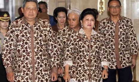   Presiden Susilo Bambang Yudhoyono berjalan bersama Ibu Negara Ani Yudhoyono, Menko Perekonomian Hatta Rajasa dan Ketua Umum Kadin Suryo Bambang Sulisto (kanan) sebelum membuka Rapimnas Kadin di Jakarta, Selasa (2/10). 