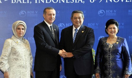  Presiden Susilo Bambang Yudhoyono bersama Ibu Ani Yudhoyono (kanan) menyambut Perdana Menteri Turki, Recep Tayiyip Erdogan dan Ibu Emine Erdogan (kiri) saat menghadiri Bali Democracy Forum (BDF) V di Nusa Dua, Bali, tahun lalu.     (Antara/Nyoman Budhia