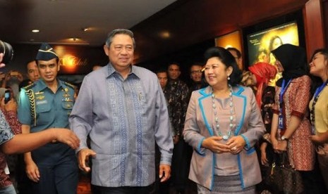 Presiden Susilo Bambang Yudhoyono bersama Ibu Ani Yudhoyono usai menyaksikan film 99 Cahaya di Langit Eropa Part 1