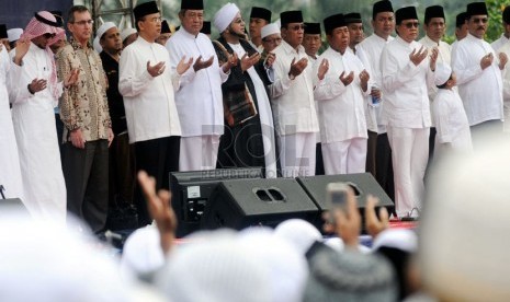  Presiden Susilo Bambang Yudhoyono bersama jajarannya menghadiri zikir akbar Majelis Rasulullah memperingati Maulid Nabi Muhammad SAW di kawasan Silang Monas, Jakarta Pusat, Kamis (24/1). (Republika/Aditya Pradana Putra )