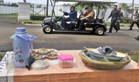  Presiden Susilo Bambang Yudhoyono bersama keluarga usai menggunakan hak pilihnya dalam Pilkada Jabar di TPS 05, Puri Cikeas, Bogor, Jabar, Ahad (24/2). (Antara/Prasetyo Utomo)