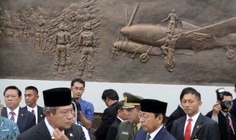 Presiden Susilo Bambang Yudhoyono bersama Wapres Boediono meresmikan Monumen Perjuangan Mempertahankan NKRI di Mabes TNI Cilangkap, Jakarta, Senin (22/7). Pembangunan monumen seluas 6 ribu meter persegi tersebut bertujuan mengenang perjuangan pahlawan dala