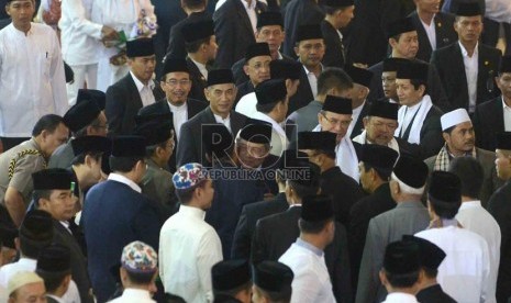  Presiden Susilo Bambang Yudhoyono bersilaturahmi dengan  menteri kabinet Indonesia Bersatu usai melaksanakan Shalat Ied di Masjid Istiqlal, Jakarta, Kamis (8/8).  (Republika/Agung Supriyanto)