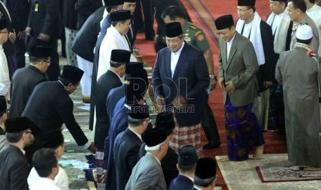   Presiden Susilo Bambang Yudhoyono beserta menteri kabinet Indonesia Bersatu tiba untuk melaksanakan Shalat Ied di Masjid Istiqlal, Jakarta, Kamis (8/8).  (Republika/Agung Supriyanto)