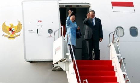 Presiden Susilo Bambang Yudhoyono dan Ibu Ani berangkat ke Mongolia dan Rusia, Rabu (5/9) dari Halim Perdanakusumah, Jakarta. (Antara/Widodo S. Jusuf).