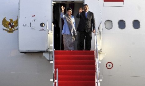  Presiden Susilo Bambang Yudhoyono dan Ibu Negara Ani Yudhoyono melambaikan tangan saat bertolak menuju Monrovia, Liberia di Bandara Halim Perdanakusuma, Jakarta, Rabu (30/1).