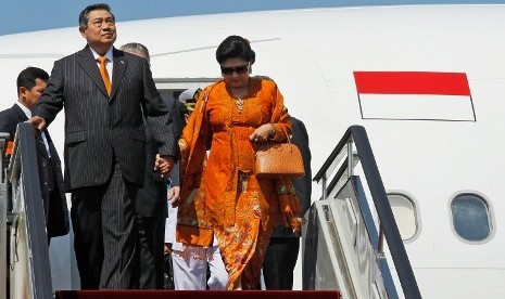 Presiden Susilo Bambang Yudhoyono dan ibu negara tiba di bandara Vladivostok, Rusia,  Jumat (7/9/2012) untuk mengikuti KTT APEC 2012.