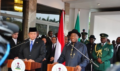 Presiden Susilo Bambang Yudhoyono dan Presiden Nigeria Goodluck Ebele Jonathan mengadakan jumpa pers bersama di selasar Aso Rock Presidential Villa di Abuja, Nigeria, Sabtu (2/2). Presiden melakukan kunjungan selama dua hari di Nigeria. Mereka sepakat untu