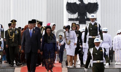  Presiden Susilo Bambang Yudhoyono didampingi bersama Ibu Negara Ani Yudhoyono saat upacara peringatan Hari Pahlawan 2012, di Taman Makam Pahlawan Kalibata, Jakarta, Sabtu (10/1).   (Adhi Wicaksono)