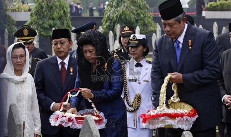  Presiden Susilo Bambang Yudhoyono didampingi bersama Ibu Negara Ani Yudhoyono menabur bunga di Taman Makam Pahlawan Kalibata, Jakarta, Sabtu (10/1).   (Adhi Wicaksono)