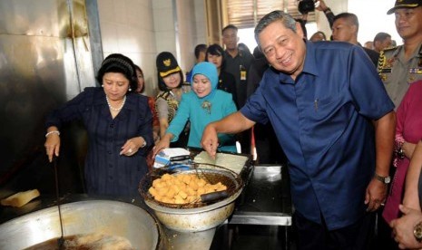  Presiden Susilo Bambang Yudhoyono didampingi Ibu Ani Yudhoyono (kiri) meninjau pabrik tahu di Sumedang Utara, Jawa Barat, Senin (3/2). 