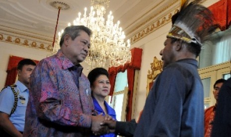 Presiden Susilo Bambang Yudhoyono didampingi Ibu Ani Yudhoyono menjabat tangan warga yang bersilaturahmi di Istana Negara, Jakarta, Senin (28/7).