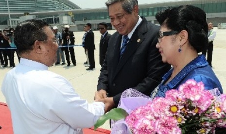 Presiden Susilo Bambang Yudhoyono didampingi Ibu Ani Yudhoyono, tiba di Nya Pyi Taw, Myanmar, Selasa (23/4) lalu.