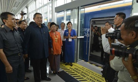 Presiden SBY didampingi Ibu Negara Ny Ani Yudhoyono, Menhub E.E. Mangindaan (kedua kiri) dan Gubernur Sumut Gatot Pujo Nugroho (kiri) di Stasiun Bandara Internasional Kualanamu di Kabupaten Deli Serdang, Kamis (27/3). (Antara/Widodo S. Jusuf)