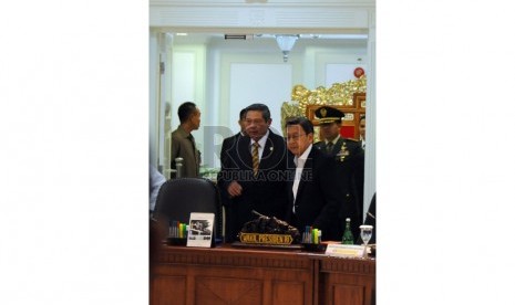  Presiden Susilo Bambang Yudhoyono didampingi Wakil Presiden Boediono bersiap memimpin rapat kabinet membahas persiapan terakhir penyelenggaraan KTT APEC 2013 di Kantor Presiden, Jakarta, Selasa (1/10). (Republika/Aditya Pradana Putra )