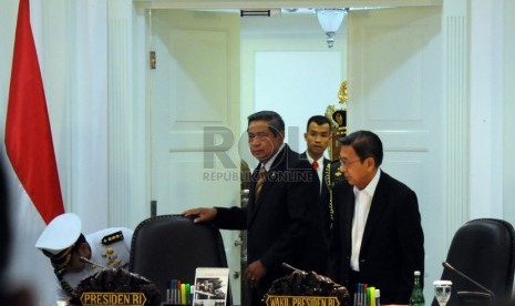  Presiden Susilo Bambang Yudhoyono didampingi Wakil Presiden Boediono bersiap memimpin rapat kabinet membahas persiapan terakhir penyelenggaraan KTT APEC 2013 di Kantor Presiden, Jakarta, Selasa (1/10). (Republika/Aditya Pradana Putra )