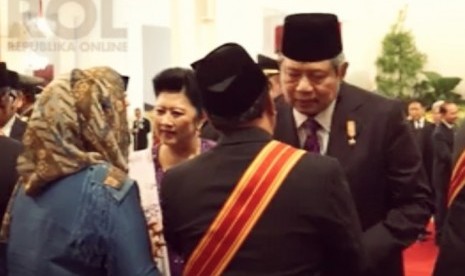 Presiden Susilo Bambang Yudhoyono didampingi Wakil Presiden Boediono menganugerahkan tanda kehormatan kepada sejumlah menteri, mantan menteri, penjabat setingkat menteri, wakil menteri, hingga tokoh masyarakat di Istana Negara, Senin (13/10).