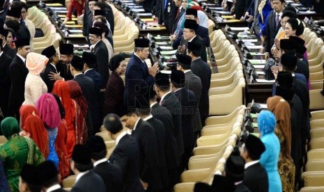  Presiden Susilo Bambang Yudhoyono disambut anggota parlemen saat menghadiri pelantikan MPR-DPR-DPD periode 2014-2019 di Gedung Nusantara, Komplek Parlemen Senayan, Jakarta, Rabu (1/10).  (Republika/ Wihdan)