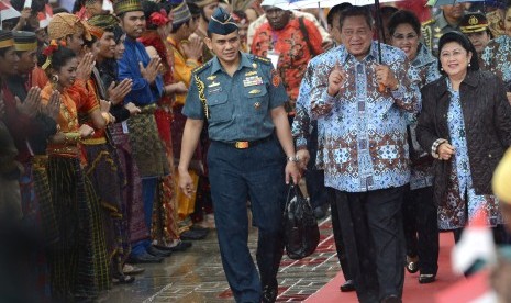 Presiden Susilo Bambang Yudhoyono (dua kanan) didampingi Ibu Negara Ani Yudhoyono (kanan) menyapa peserta saat membuka Sail Raja Ampat 2014 di Pantai Waisai Torang Cinta (WTC), Raja Ampat, Papua Barat, Sabtu (23/8).