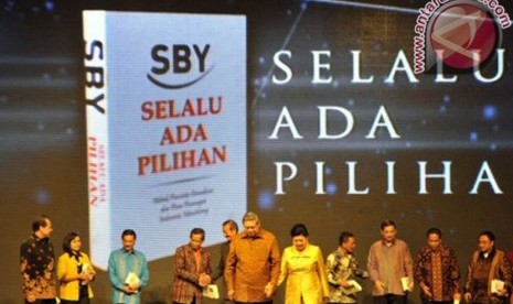 Presiden Susilo Bambang Yudhoyono (kanan) berfoto bersama para penerima buku karyanya saat peluncuran di JCC Senayan, Jakarta, Jumat (17/1).