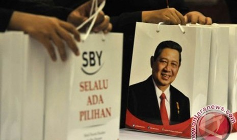 Presiden Susilo Bambang Yudhoyono (kanan) berfoto bersama para penerima buku karyanya saat peluncuran di JCC Senayan, Jakarta, Jumat (17/1).