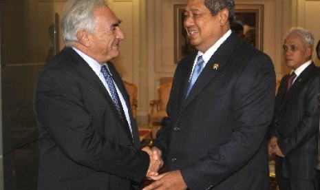 Presiden Susilo Bambang Yudhoyono (kanan) berjabat tangan dengan Managing Director International Monetery Fund (IMF) Dominique Strauss-Kahn (kiri) saat mengadakan pertemuan di kantor Presiden, Jakarta, beberapa waktu lalu