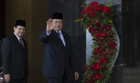 Presiden Susilo Bambang Yudhoyono (kanan) berjalan berdampingan dengan Ketua KPU Husni Kamil Manik (kiri) sebelum pelantikan anggota DPR periode 2014- 2019 di Kompleks Parlemen, Senayan, Jakarta, Rabu (1/10). Antara/Rosa Panggabean