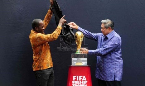  Presiden Susilo Bambang Yudhoyono (kanan) bersama FIFA Ambassador Dwight Yorke (kiri) membuka Trofi Piala Dunia saat menerima delegasi Asosiasi Federasi Sepakbola Internasional (FIFA) di Lapangan Tengah Kompleks Istana Kepresidenan, Jakarta, Selasa (7/1).