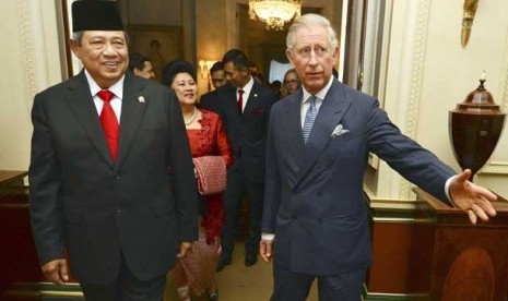 Presiden Susilo Bambang Yudhoyono (kanan) dan Ibu Negara Ani Yudhoyono (kedua kiri) disambut oleh Pangeran Inggris Charles saat tiba di Clarence House, London, Inggris, Rabu (31/10).