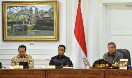 Presiden Susilo Bambang Yudhoyono (kanan) didampingi Menko Polhukam Djoko Suyanto (tengah).