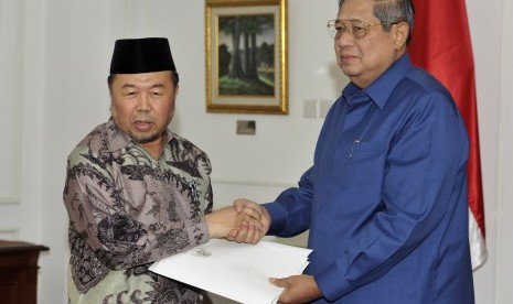 Presiden Susilo Bambang Yudhoyono (kanan) membayar zakat yang diterima Ketua Umum Badan Amil Zakat Nasional (BAZNAS) Didin Hafidhuddin (kiri) di Kantor Presiden, Jakarta, Rabu (23/7). 