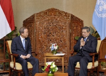 Presiden Susilo Bambang Yudhoyono (kanan) memberi salam hormat kepada Sekretaris Jenderal PBB, Ban Ki-Moon beserta anggota delegasinya di sela KTT ke-4 ASEAN-PBB di Bali International Convention Center, Nusa Dua, Bali, Sabtu(19/11). Sekjen PBB bersama dele