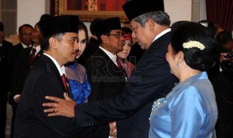  Presiden Susilo Bambang Yudhoyono (kanan) memberi ucapan selamat kepada Roy Suryo usai dilantik menjadi Menteri Pemuda dan Olah Raga (Menpora) di Istana Negara, Jakarta, Selasa (15/1). (Republika/Aditya Pradana Putra)