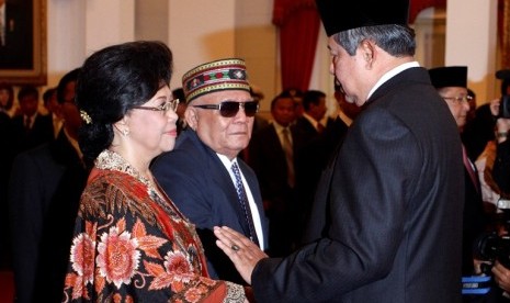 Presiden Susilo Bambang Yudhoyono (kanan) memberi ucapan selamat kepada Menteri Kesehatan Nafsiah Mboi (kiri) dan Suaminya Aloysius Benedictus Mboi (tengah) seusai pelantikan di Istana Negara, Jakarta, Kamis (14/6). Dalam kesempatan yang sama Kepala Negara