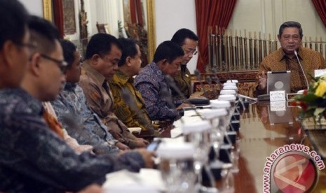 Presiden Susilo Bambang Yudhoyono (kanan) menerima forum Pemimpin Redaksi (pemred) media massa di Istana Negara, Jakarta, Jumat (15/3). 