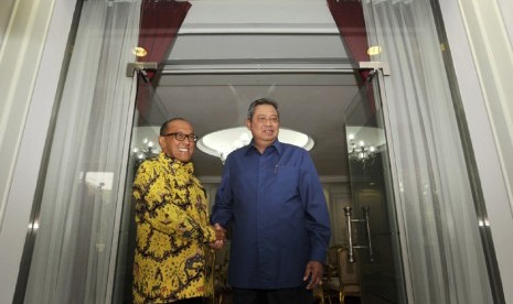   Presiden Susilo Bambang Yudhoyono (kanan) menerima kunjungan Ketua Umum Partai Golkar Aburizal Bakrie di Kantor Presiden, Jakarta, Rabu (8/5).  (Antara/Andika Wahyu)