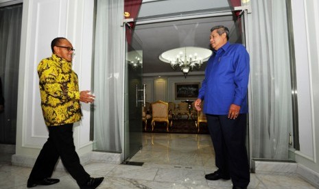   Presiden Susilo Bambang Yudhoyono (kanan) menerima kunjungan Ketua Umum Partai Golkar Aburizal Bakrie (kiri) di Kantor Presiden, Jakarta, Rabu (8/5).   (Antara/Andika Wahyu)