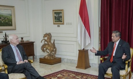 President Susilo Bambang Yudhoyono (right) meets with two US Senator John McCain (second right) and Sheldon Whitehouse (third right) at the Presidential Palace in Jakarta, on Tuesday. 