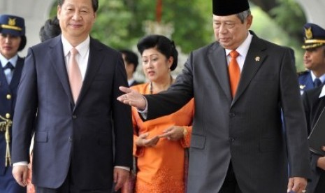 Presiden Susilo Bambang Yudhoyono (kanan) menerima Presiden Cina Xi Jinping (kiri) di Istana Merdeka, Jakarta, Rabu (2/10).