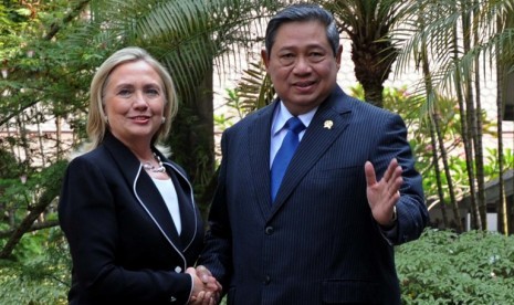 Presiden Susilo Bambang Yudhoyono ( kanan), Menteri Luar Negeri Amerika Serikat Hillary Clinton (kiri) berjabat tangan saat kunjungan pertemuan di Kantor Kepresidenan RI, Jakarta, Selasa (4/9). Bersama dengan delegasi mereka membicarakan soal peningkatan h