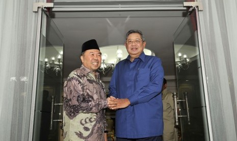 Presiden Susilo Bambang Yudhoyono (kanan) menyalami Ketua Umum Badan Amil Zakat Nasional (BAZNAS) Didin Hafidhuddin (kiri) di Kantor Presiden, Jakarta, Rabu (23/7).