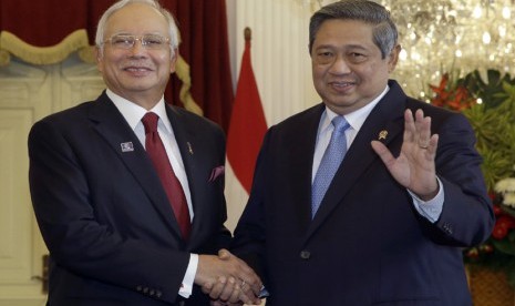 Presiden Susilo Bambang Yudhoyono (kanan) menyalami Perdana Menteri Malaysia Dato Sri Mohd Najib Tun Abdul Razak (kiri) saat kunjungan kenegaraan di Istana Merdeka, Jakarta, Kamis (19/12).