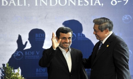   Presiden Susilo Bambang Yudhoyono (kanan) menyambut Presiden Iran, Mahmoud Ahmadinejad (kiri) saat menghadiri Bali Democracy Forum (BDF) V di Nusa Dua, Bali, Kamis (8/11).     (Antara/Nyoman Budhiana)