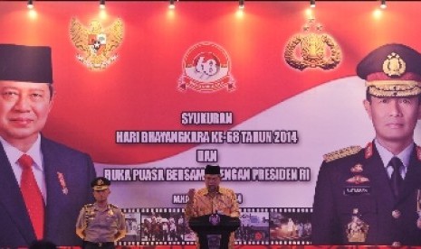 Presiden Susilo Bambang Yudhoyono (kanan) menyampaikan pidato saat menghadiri buka bersama di Aula Sekolah Tinggi Ilmu Kepolisian (STIK), Jakarta Selatan, Selasa (1/7).