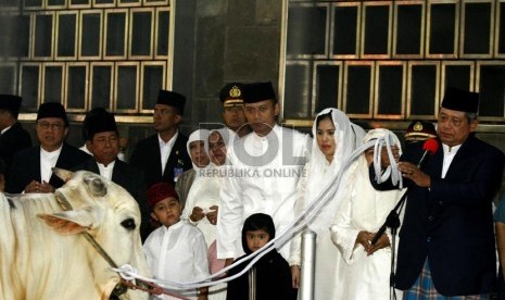  Presiden Susilo Bambang Yudhoyono (kanan) menyerahkan hewan qurban kepada panitia Idul Adha di masjid Istiqlal, Jakarta, Jumat (26/10). (Adhi Wicaksono)