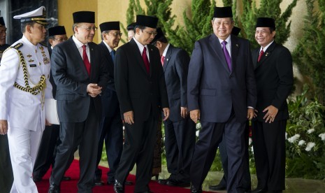 Presiden Susilo Bambang Yudhoyono (kedua kanan), didampingi Ketua DPR Marzuki Alie (tengah) dan Ketua DPD Irman Gusman (kedua kiri), berjalan menuju ruangan saat menghadiri Sidang Bersama DPR dan DPD RI di Gedung Nusantara, Kompleks Parlemen, Senayan, Jaka