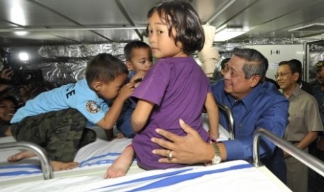 Presiden Susilo Bambang Yudhoyono (kedua kanan) didampingi Wapres Boediono (kanan) berbincang dengan penumpang di ruang khusus ibu dan anak pada sidak di atas Kapal Perang Republik Indonesia (KRI) Banda Aceh-593 di Pelabuhan Tanjung Priok, Jakarta Utara, M