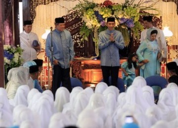  Presiden Susilo Bambang Yudhoyono (kedua kiri) beserta Ibu Negara Ny Ani Yudhoyono (kanan berkerudung), putra bungsu Edhie Baskoro Yudhoyono atau Ibas (ketiga kiri) bersiap mengikuti acara pengajian menjelang pernikahan Ibas di Puri Cikeas, Kabupaten Bogo