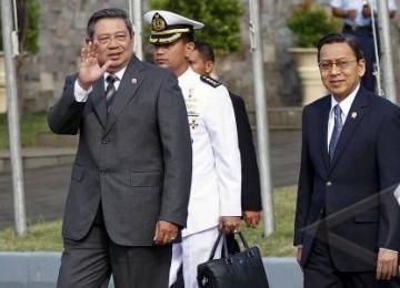 Presiden Susilo Bambang Yudhoyono (kedua kiri) didampingi Wakil Presiden Boediono (kanan) berjalan menuju pesawat kepresidenan di Bandara Halim Perdanakusuma, Jakarta, Senin (31/10).