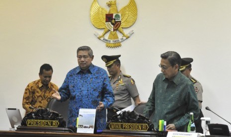  Presiden Susilo Bambang Yudhoyono (kedua kiri) didampingi Wapres Boediono (kanan) memimpin rapat terbatas kabinet yang membahas masalah Perppu Pilkada dan Perppu Pemda di Kantor Presiden, Jakarta, Kamis (2/10) malam.